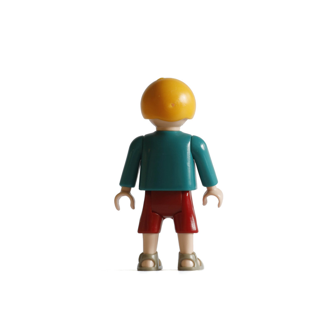Playmobil niño rubio con chanclas y camiseta monstruo ¡Mercadillo! | clickclack.es