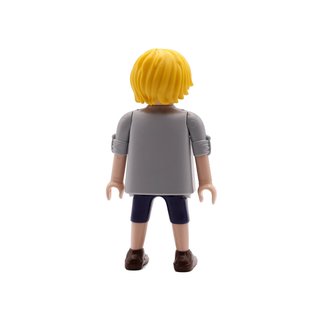 Playmobil Chico rubio con gafas y pantalón corto azul ¡Mercadillo! | clickclack.es