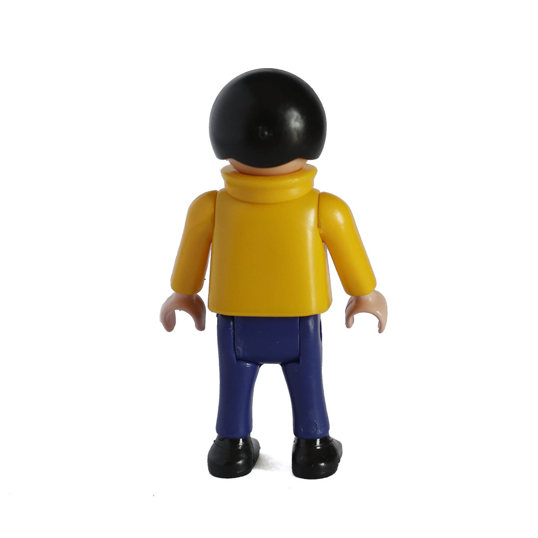Playmobil Niño con vaqueros y suéter amarillo ¡Mercadillo! | clickclack.es